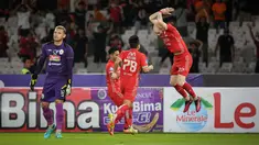 Persija Jakarta mengakhiri kompetisi BRI Liga 1 2022/2023 dengan finis di posisi kedua dari 18 kontestan. Dalam laga di pekan pamungkas, Persija Jakarta yang bersaing dengan Persib Bandung memperebutkan posisi runner-up demi tiket playoff AFC Cup mampu menang besar 5-0 atas PSS Sleman di Stadion Utama Gelora Bung Karno (SUGBK), Sabtu (15/4/2023) malam WIB. Michael Krmenick menjadi bintang kemenangan dengan mencetak hattrick. Sementara di GBLA, Persib justru takluk 1-4 dari tamunya Persikabo 1973 hingga harus puas menempati peringkat ketiga di klasemen akhir dengan raihan 62 poin, berselisih 4 angka dari Persija di peringkat kedua. (Bola.com/Bagaskara Lazuardi)