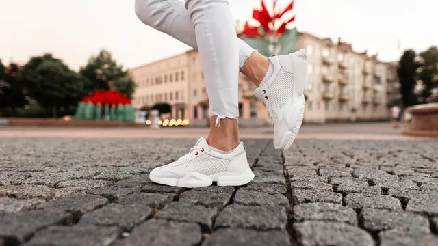Tips Merawat Sneakers Putih Kesayangan, Biar Penampilan Tetap Standout