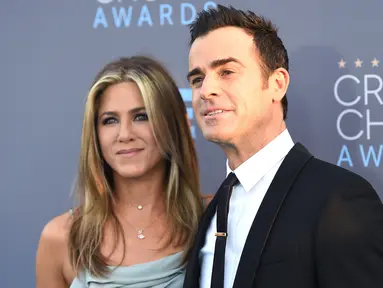 Pasangan selebriti, Jennifer Aniston didampingi sang suami, Justin Theroux tampil mesra saat menghadiri acara Critics' Choice Awards ke-21 di Santa Monica, California, Minggu (17/1/2016). (Jason Merritt/Getty Images/AFP)