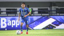 Pemain Persib Bandung, Beckham Putra Nugraha pada laga lanjutan pekan ke-3 BRI Liga 1 2023/2024 antara Persib Bandung melawan Dewa United FC di Stadion Gelora Bandung Lautan Api (GBLA), Bandung, Jumat (14/07/2023). (Bola.com/Bagaskara Lazuardi)