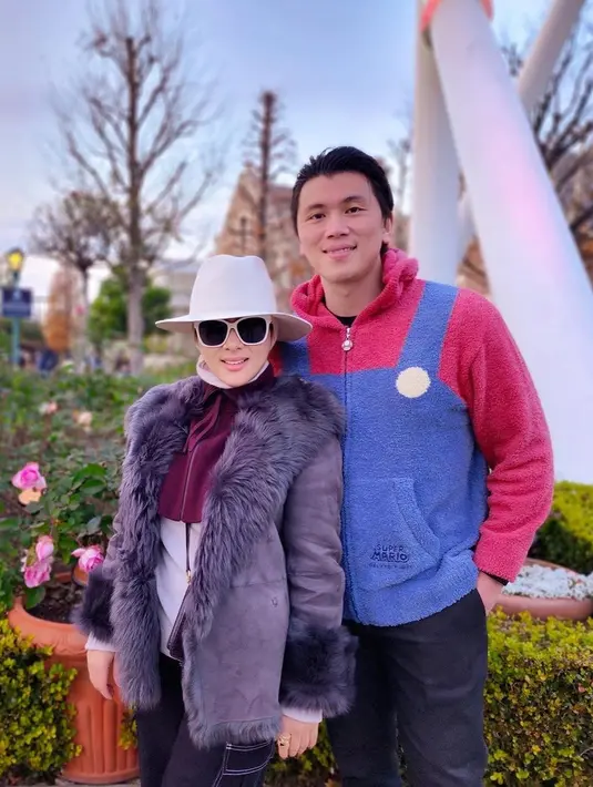 Reino Barack cosplay jadi Mario Bros saat liburan di taman bermain (Sumber: Instagram/princessyahrini)