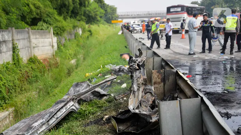 Aparat kepolisian masih terus menyelidiki dugaan kelalaian dari pengemudi yang menyebabkan kecelakaan beruntun di Tol Jakarta-Cikampek (Japek) KM 58+600, Karawang, Jawa Barat.