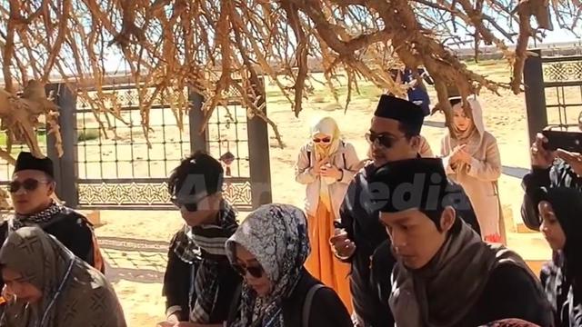 Gus Iqdam dan Jemaah ST Nyell di bawah pohon sahabi (SS: YT ABRI Media)