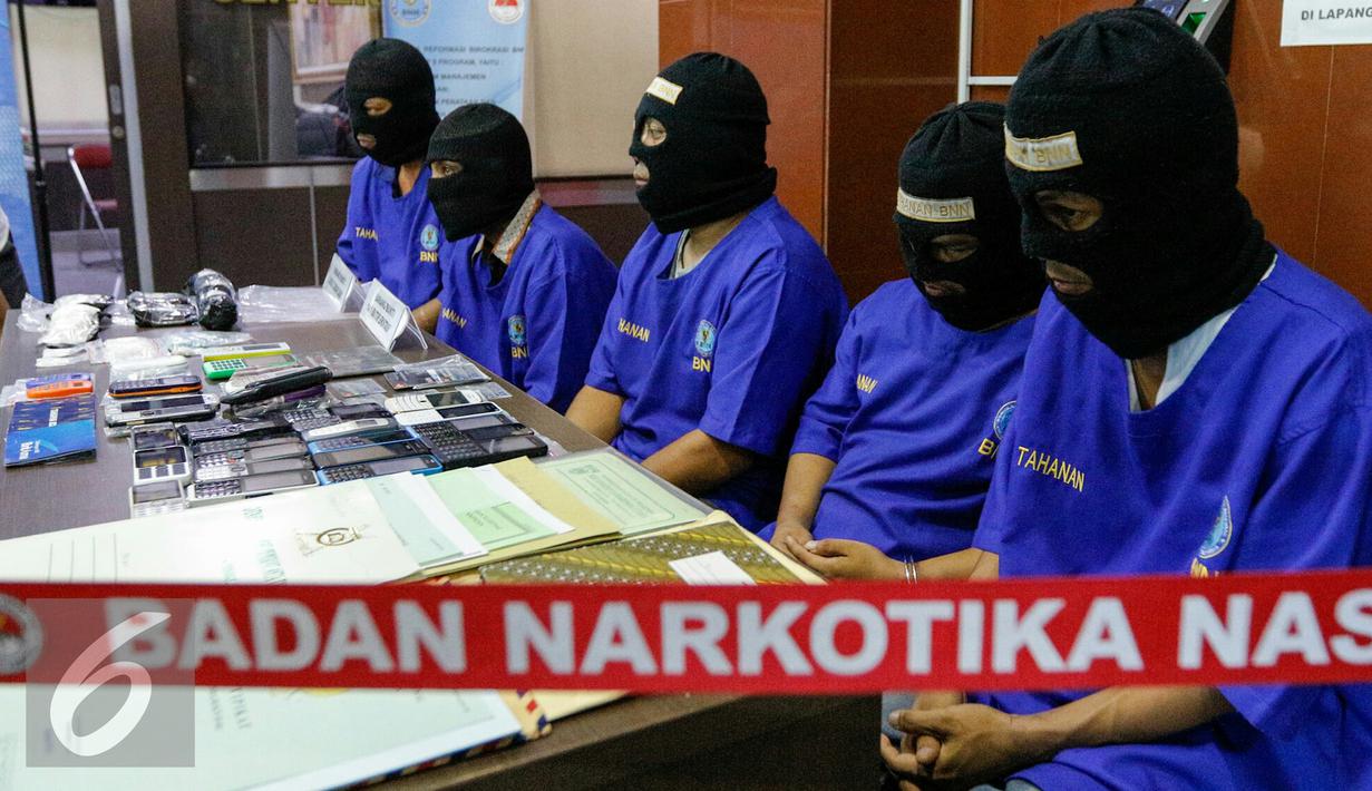 Sejumlah tersangka saat dihadirkan saat rilis penangkapan bandar sabu dan ekstasi di BNN Cawang, Jakarta, (23/11). BNN mengamankan barang bukti 1kg sabu dan 141 ekstasi. (Liputan6.com/Yoppy Renato)