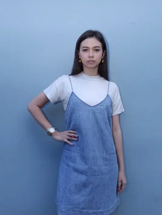 "Ada orang yang setuju nikah muda, ada yang enggak. Dan saya termasuk orang yang, 'apa sih nikah muda? Mending abisin dulu waktu lo saat lo lagi egois-egoisnya, kalo udah bosen banget sendiri, baru nikah'," ujarnya. (Galih W. Satria/Bintang.com)