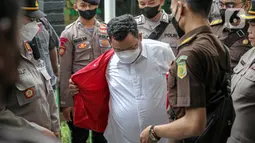 Terdakwa kasus pembunuhan Brigadir Nopriansyah Yosua Hutabarat atau Brigadir J, Kuat Ma'ruf bersiap untuk menjalani sidang lanjutan di Pengadilan Negeri Jakarta Selatan, Jakarta, Rabu (26/10/2022). Dalam sidang tersebut hakim menolak eksepsi Kuat Ma'ruf. (Liputan6.com/Faizal Fanani)