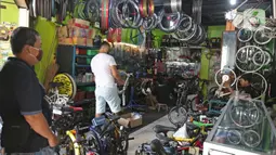 Suasana di Workshop Sampurna Bike Kalibata, Jakarta, Kamis (9/7/2020). Tren bersepeda yang sedang tinggi di masyarakat menjadikan permintaan perbaikan sepeda di bengkel tersebut meningkat hingga 300 persen. (Liputan6.com/Herman Zakharia)
