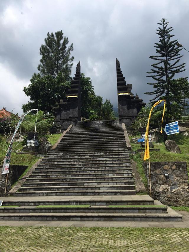 7. Pura Parahyangan Agung Jagatkarta