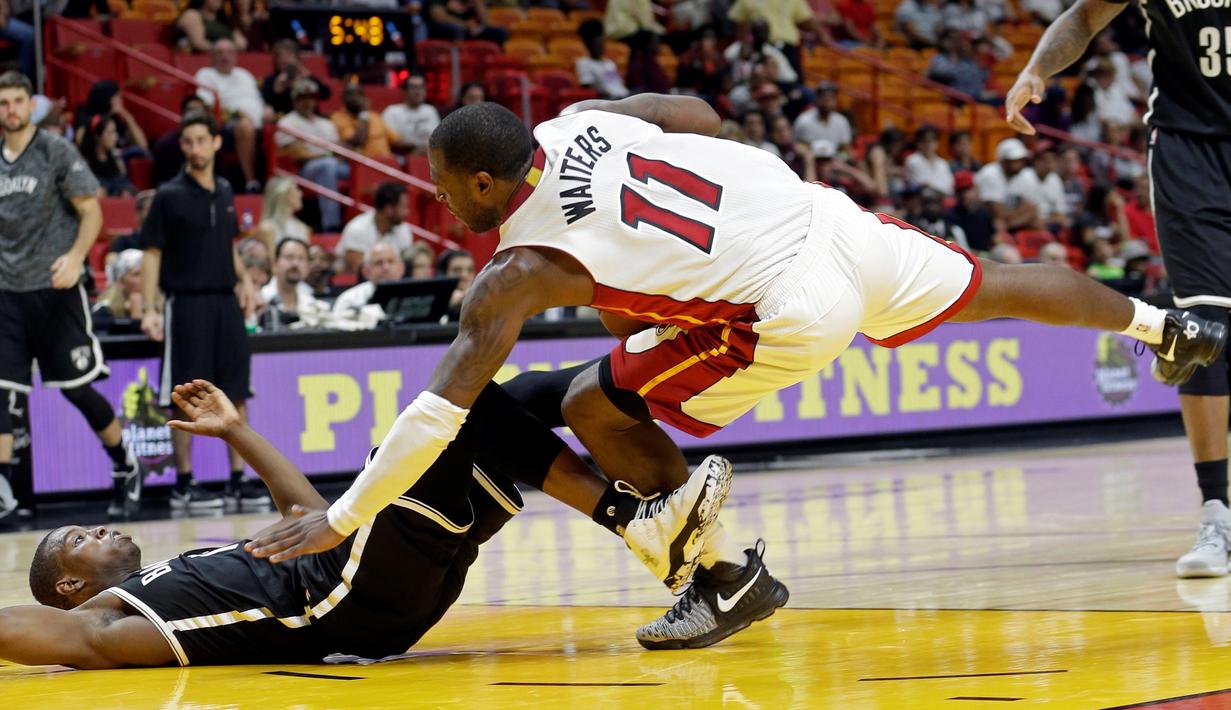 Guard Miami Heat, Dion Waiters (11), berebut bola dengan pemain guard Brooklyn Nets, Isaiah Whitehead, dalam laga pramusim NBA 2016-2017 di American Airlines Arena, Miami, Florida, AS, Selasa (11/10/2016). (AP Photo/Alan Diaz)