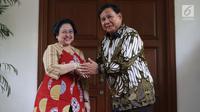 Ketua Umum PDIP, Megawati Soekarnoputri (kiri) bersalaman dengan Ketua Umum Partai Gerindra, Prabowo Subianto usai melakukan pertemuan dan makan siang bersama di kediaman Megawati di Jalan Teuku Umar, Jakarta, Rabu (24/7/2019). (Liputan6.com/Helmi Fithriansyah)
