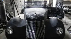 Munir Shindy saat merestorasi mobil tua di bengkelnya di Kota Gaza (28/10/2019). Pria 40 tahun ini sudah bekerja merestorasi mobil selama 12 tahun. Mobil terakhir yang dikerjakan Shindi adalah Armstrong Siddeley Hurricane 1946. (AFP Photo/Mahmud Hams)