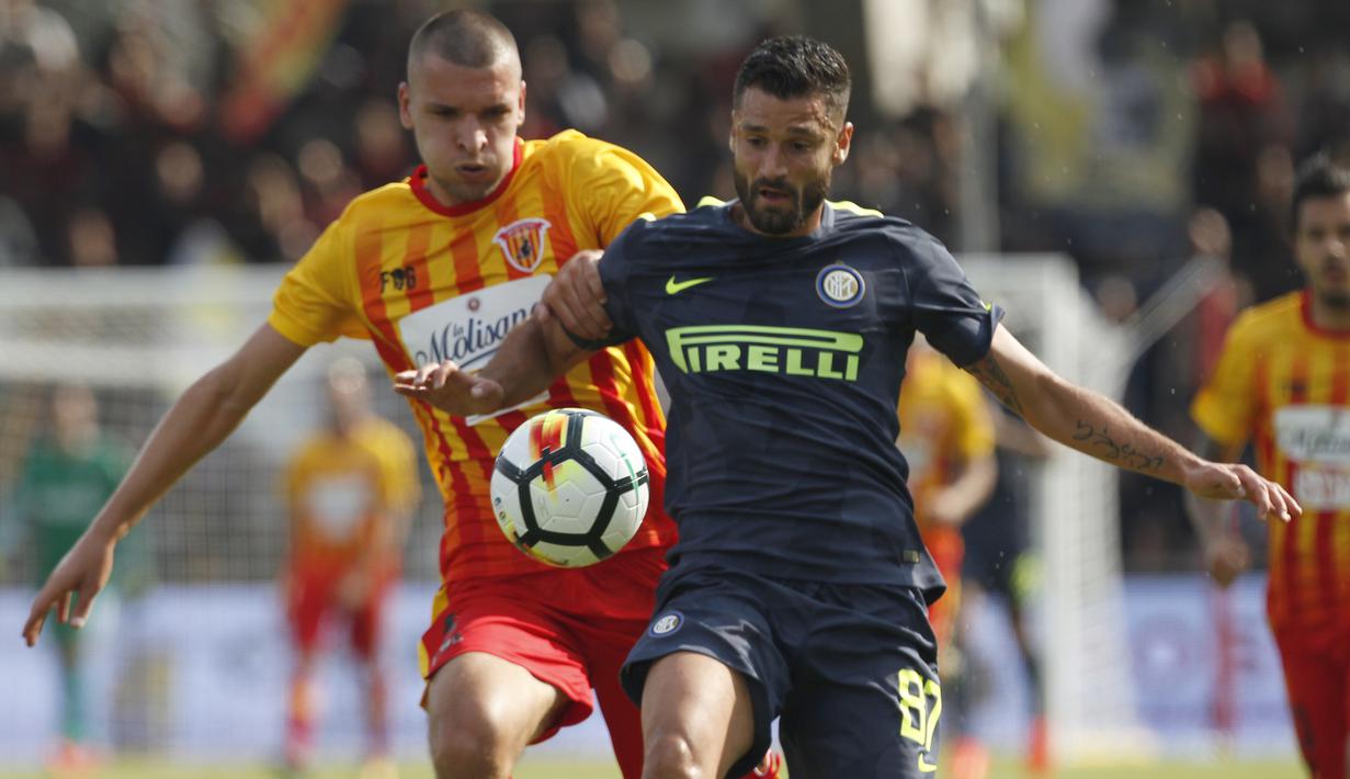 Aksi pemain Inter Milan, Antonio Candreva (kanan) melewati adangan pemain Benevento, Berat Djimsiti pada lanjutan Serie A di Ciro Vigorito Stadium, Benevento, (01/10/2017). Inter Milan menang 2-1. (AFP/Carlo Hermann)