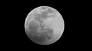Bulan terlihat sebelum dimulainya gerhana bulan di Mexico City, Meksiko, Minggu (15/5/2022). (AP Photo/Fernando Llano)