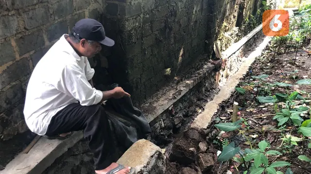 Warga Desa Cibolang saat memprotes pembangunan drainase yang kembali rusak pasca sepekan diperbaiki (Liputan6.com/Fira Syahrin).