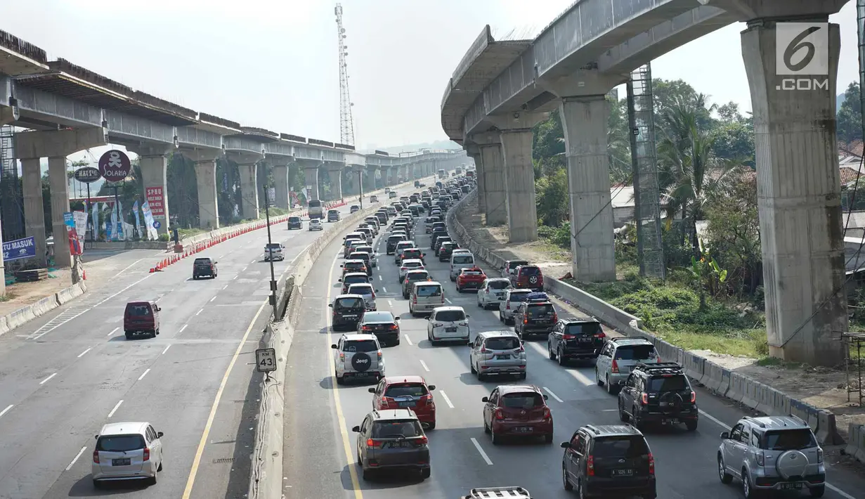 Rekayasa lalu lintas jalur satu arah (one way) diberlakukan di Tol Kalikangkung-Cikarang, Karawang, Jawa Barat, Minggu (9/6/2019). Sistem one way arus balik di jalur tersebut diperpanjang hingga pukul 24.00 WIB akibat tingginya volume kendaraan yang menuju Jakarta. (Liputan6.com/Immanuel Antonius)