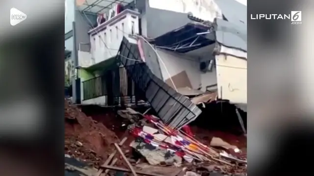 Hujan deras yang menimpa Jakarta dan sekitarnya sore hari ini menimbulkan bencana tanah longsor di Kelurahan Kalisari, Pasar Rebo, Jakarta Timur.