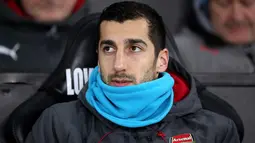 Henrikh Mkhitaryan berada di bangku cadangan saat bertanding melawan Swansea City pada lanjutan Liga Inggris di Stadion Liberty, Swansea, Wales, (30/1). Pada debut pertamanya di Arsenal Mkhitaryan kalah 3-1 atas Swansea City. (Nick Potts/PA via AP)