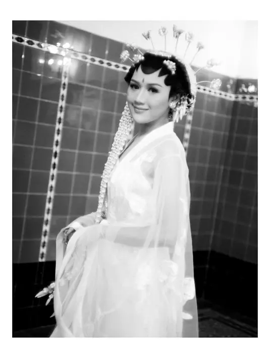 Biasanya bridal robe dipakai saat pengantin mempersiapkan riasan dan rambut, seperti Erina Gudono yang memilih jubah pengantin siluet kimono transparan yang melengkapi makeup ala Putri Raja Solo. [@morden.co]