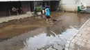 Pekerja membersihkan sisa-sisa banjir yang melanda kawasan Kemang Raya, Jakarta, Kamis (2/1/2020). Para pegawai mulai membersihkan ruangan yang terendam air pascabanjir yang melanda Kemang Raya. (Liputan6.com/Herman Zakharia)