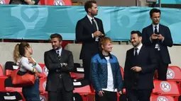 David Beckham (kiri) dan Ed Sheeran (kanan) menonton pertandingan babak 16 besar Euro 2020 antara Inggris dan Jerman di Stadion Wembley, London, Inggris, Selasa (29/6/2021). Inggris menang 2-0. (Photo by JUSTIN TALLIS/POOL/AFP)