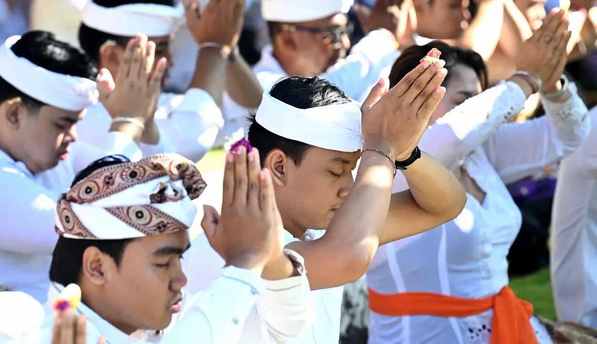 Umat Hindu berdoa untuk merayakan Hari Raya Galungan di sebuah pura, Denpasar, Bali, Rabu 17 Juni 2026. (SONNY TUMBELAKA/AFP)