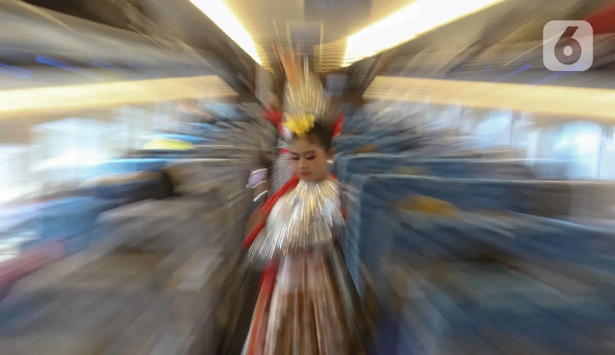 Salah satu penari saat menampilkan tarian di dalam kereta cepat Whoosh dalam perjalanan dari stasiun Halim Jakarta menuju Padalarang Kabupaten Bandung Barat, Sabtu (1/6/2024). (Liputan6.com/Herman Zakharia)