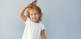 Panduan praktis bagi orangtua untuk merawat rambut balita agar tumbuh lebih sehat dan lebat melalui langkah yang sederhana, aman, dan mudah diterapkan di rumah. (Foto: prostooleh/Freepik)