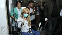 Aktris peran Sheila Marcia menggunakan kursi roda saat akan meninggalkan Rumah Sakit Medistra, Jakarta, Selasa (9/5). Sebelumnya Sheila harus menjalani perawatan setelah terlibat kecelakaan mobil di kawasan Gatot Soebroto. (Liputan6.com/Herman Zakharia)