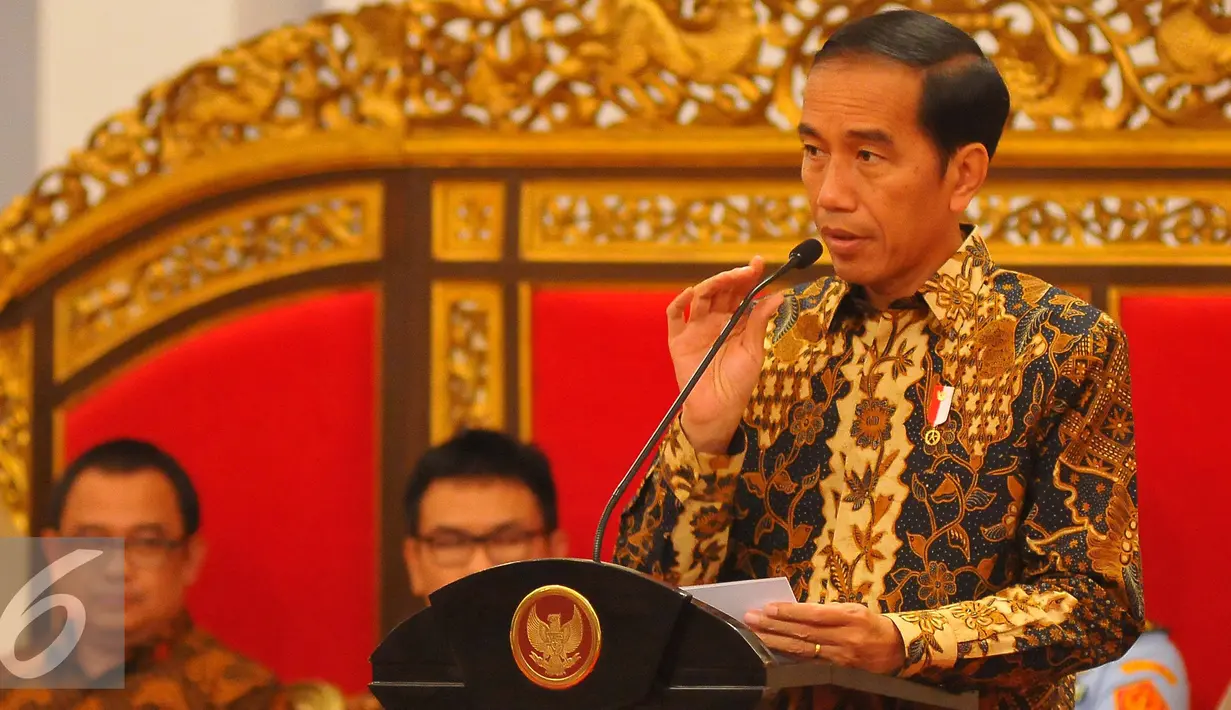 Jokowi memberikan paparan saat memimpin Sidang Kabinet Paripuna di Istana, Jakarta, Rabu (2/1). Menurut Presiden Jokowi, peningkatan besaran anggaran harus berkontribusi pada pencapaian hasil. (Liputan6.com/Angga Yuniar)
