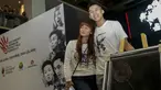 Pedangdut, Inul Daratista, memenangkan lelang raket milik Jonathan Christie saat lelang untuk Palu dan Donggala di Grand Indonesia, Jakarta, Sabtu (24/11). Raket milik Jojo itu laku seharga 200 juta rupiah. (Bola.com/Vitalis Yogi Trisna)