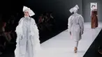 Desainer hijab Restu Anggraini bercerita mengenai koleksi terbarunya yang dihadirkan di JFW 2018.