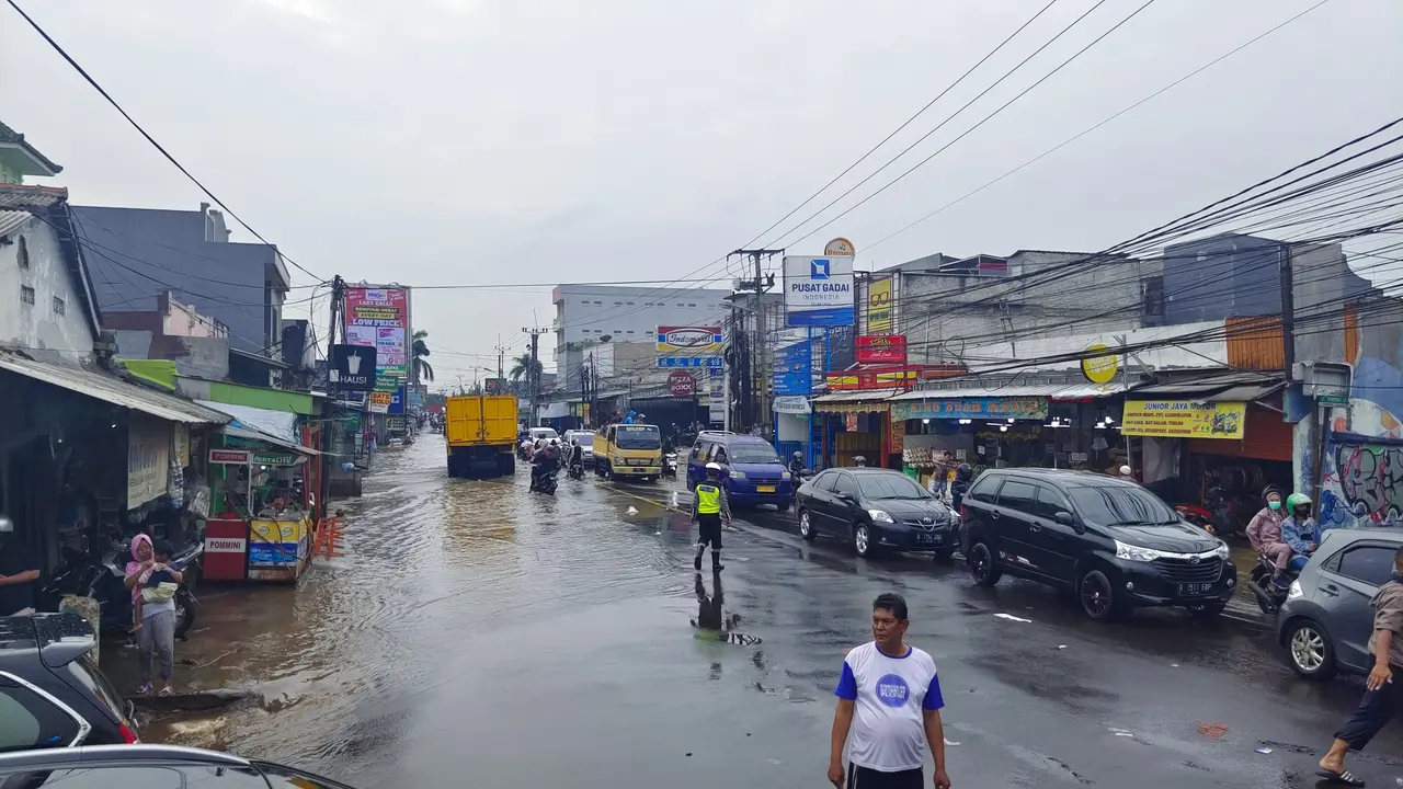 Banjir Jalan Raya Sawangan Depok