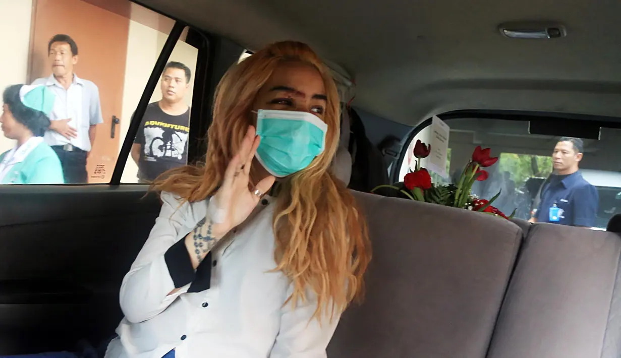 Sheila Marcia meninggalkan rumah sakit Medistra, Jakarta Selatan Selasa (9/5). Ibu tiga orang anak itu menjalani perawatan tiga hari. Meski masih ada beberapa luka, ia diizinkan dokter untuk menjalani rawat jalan. (Deki Prayoga/Bintang.com)