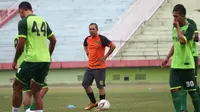 Asisten pelatih baru Persebaya Surabaya, Mustaqim. (Bola.com/Aditya Wany)
