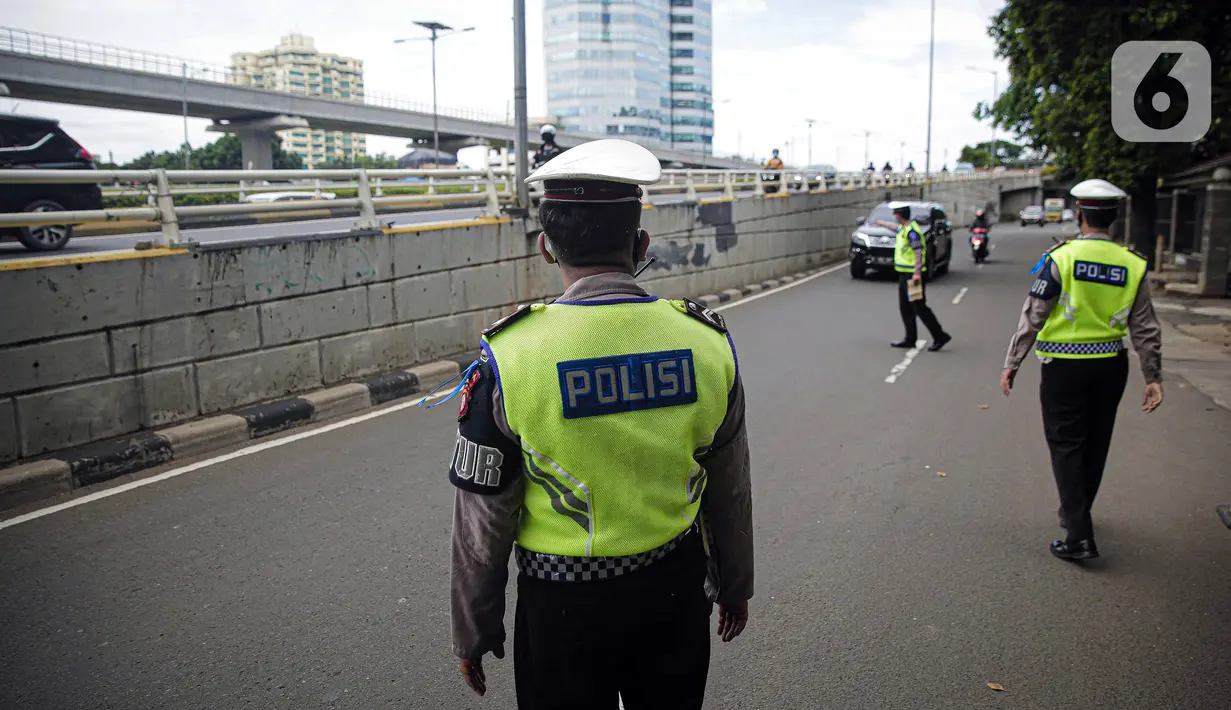 Polisi saat melakukan Operasi Zebra Jaya 2021 di kawasan Jalan Gatot Subroto, Jakarta, Selasa (16/11/2021). Polda Metro Jaya menggelar Operasi Zebra Jaya 2021 pada 15-24 November. (Liputan6.com/Faizal Fanani)