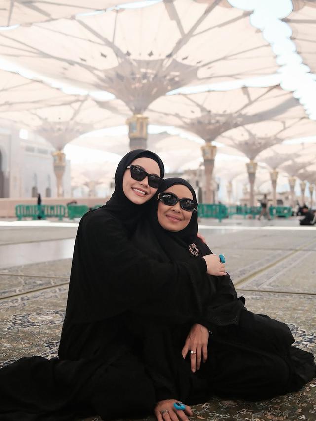 6 Potret Alyssa Daguise dan Risa Dewi Sang Ibunda, Bahagia Jalani Umrah Bareng