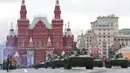 Tank Rusia melintas di Lapangan Merah saat parade militer pada Hari Kemenangan di Moskow, Rusia, Minggu (9/5/2021). Parade militer ini untuk memperingati 76 tahun berakhirnya Perang Dunia II di Eropa. (AP Photo/Alexander Zemlianichenko)