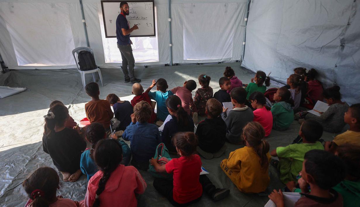 UNRWA menyesalkan, invasi Israel di Gaza yang membuat anak-anak Palestina harus mengungsi, mengalami trauma, dan kehilangan kesempatan untuk mendapatkan pendidikan. (Omar AL-QATTAA/AFP)