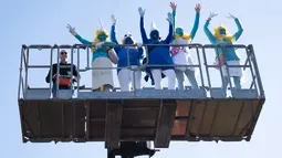 Orang-orang berpakaian dan berdandan seperti Smurf dalam upaya pemecahan rekor dunia di Lauchringen, Jerman, 16 Februari 2019. Kegiatan itu diklaim memecahkarn rekor dengan mengumpulkan 2.762 orang berbusana ala Smurf. (CONSTANT FORME-BECHERAT/AFP)
