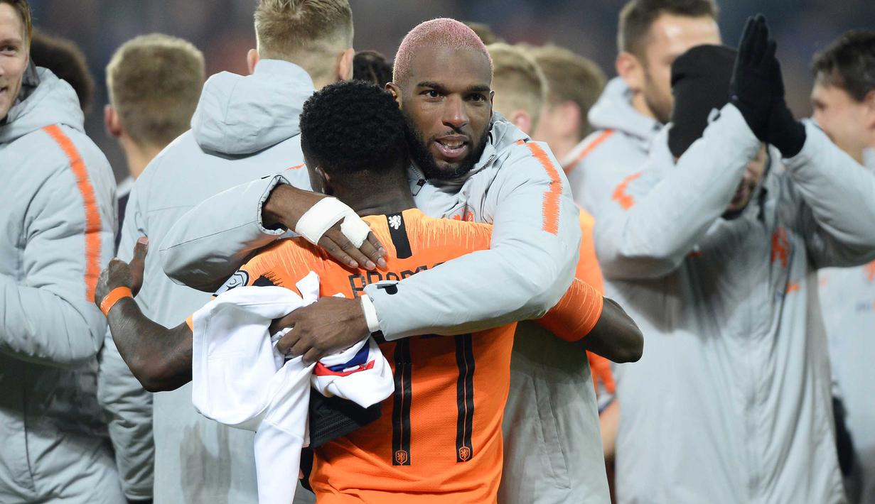 Para pemain Belanda merayakan keberhasilan lolos ke Piala Eropa 2020 usai melawan Irlandia Utara di Windsor Park, Belfast, Sabtu (16/11). Kedua negara bermain imbang 0-0. (AFP/Mark Marlow)