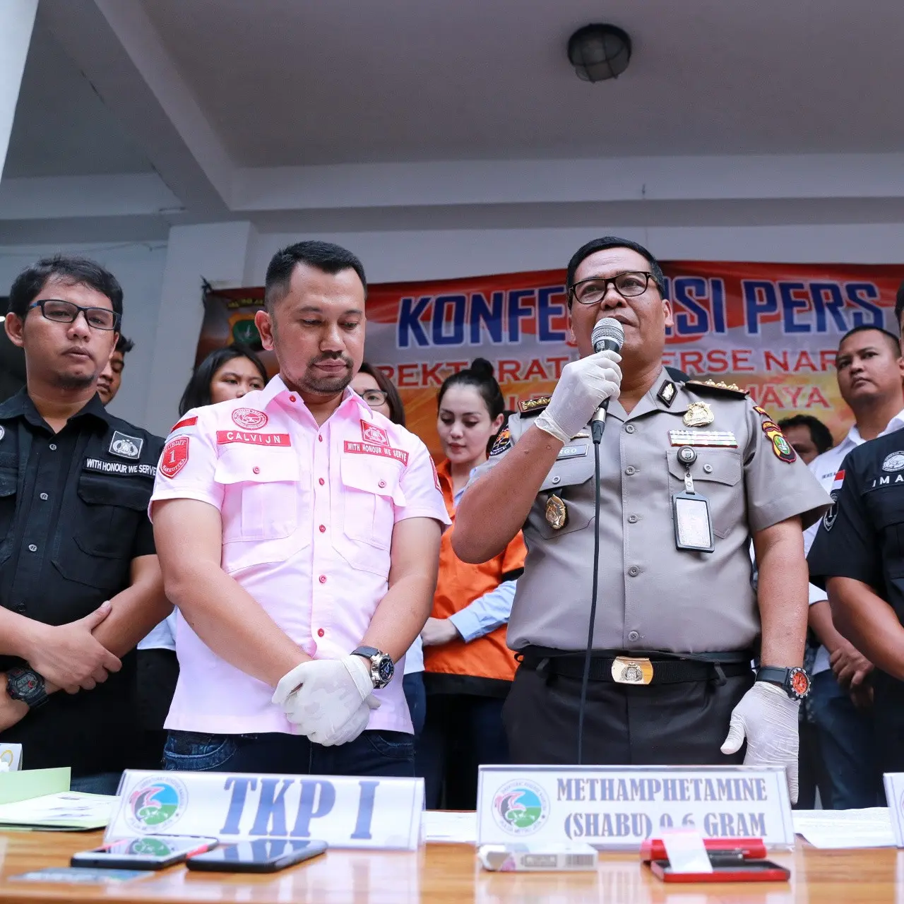 Selasa (2/1/2018), Argo mengatakan Jennifer Dunn ditangkap dengan barang bukti berupa sabu seberat 0,6 gram dan handphone. Pasalnya, di handphone tersebut ada pesan singkat berupa pesanan dari wanita inisial JD. (Adrian Putra/Bintang.com)