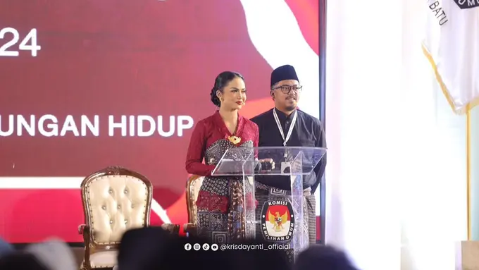 Potret Penampilan Krisdayanti di Momen Debat Pilkada Kota Batu, Ditemani Ibunda