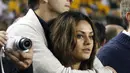 Mila Kunis dan Ashton Kutcher memang selalu memamerkan kemesraannya. Ashton selalu terlihat menemani Mila untuk pergi ke suatu tempat. Hal ini tak hanya dilakukannya saat Mila sedang hamil. (AFP/Bintang.com)