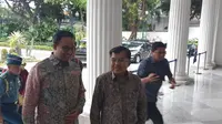 Wakil Presiden Jusuf Kalla mengantar Gubernur DKI Jakarta Anies Baswedan usai menghadiri sebuah acara. (Liputan6.com/Ika Defianti)