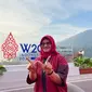 CEO XL Axiata sekaligus Co-Chair W20 Indonesi Dian Siswarini berfoto di lokasi Konferensi Tingkat Tinggi W20 di Parapat, Simalungun, Sumut. (Liputan6.com/Agustin Setyo Wardani)