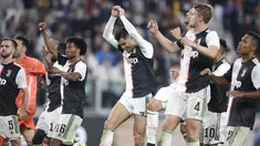 Pemain Juventus merayakan kemenangan usai pertandingan melawan Bologna pada pertandingan lanjutan Liga Serie A Italia di stadion Allianz, Turin (19/10/2019). Juventus menang tipis atas Bologna 2-1. (AP Photo/Luca Bruno)