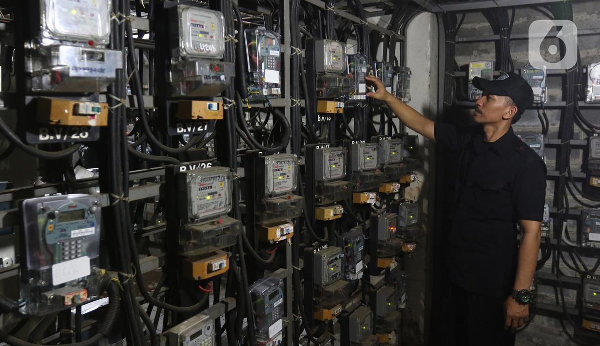 Petugas memeriksa meteran listrik di Rumah Susun Benhil, Jakarta, Kamis (28/11/2019). Pemerintah akan melakukan penyesuaian tarif listrik golongan Rumah Tangga Mampu (RTM) 900 VA pada 1 Januari 2020, kenaikan tarif listrik diperkirakan mencapai Rp29.000 per bulan. (Liputan6.com/Herman Zakharia)