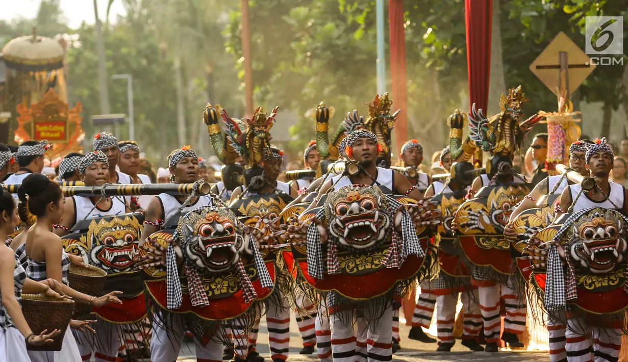 <p>Peserta mengenakan pakaian Tari Barong pada karnaval Budaya Bali di kawasan Nusa Dua, Bali, Jumat (12/10). Karnaval tersebut untuk memeriahkan perhelatan Pertemuan Tahunan IMF - World Bank Group 2018 di Bali. (Liputan6.com/Angga Yuniar)</p>