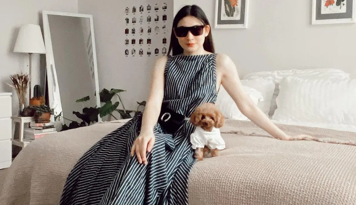 Gaya penampilan Patricia Deviana dengan simple dress monokrom bermotif garis ini juga tak lepas dari sorotan. Ia bahkan terlihat menambahkan kacamata serta clutch berwarna hitam untuk detail penampilan. (Liputan6.com/IG/@pattdevdex)