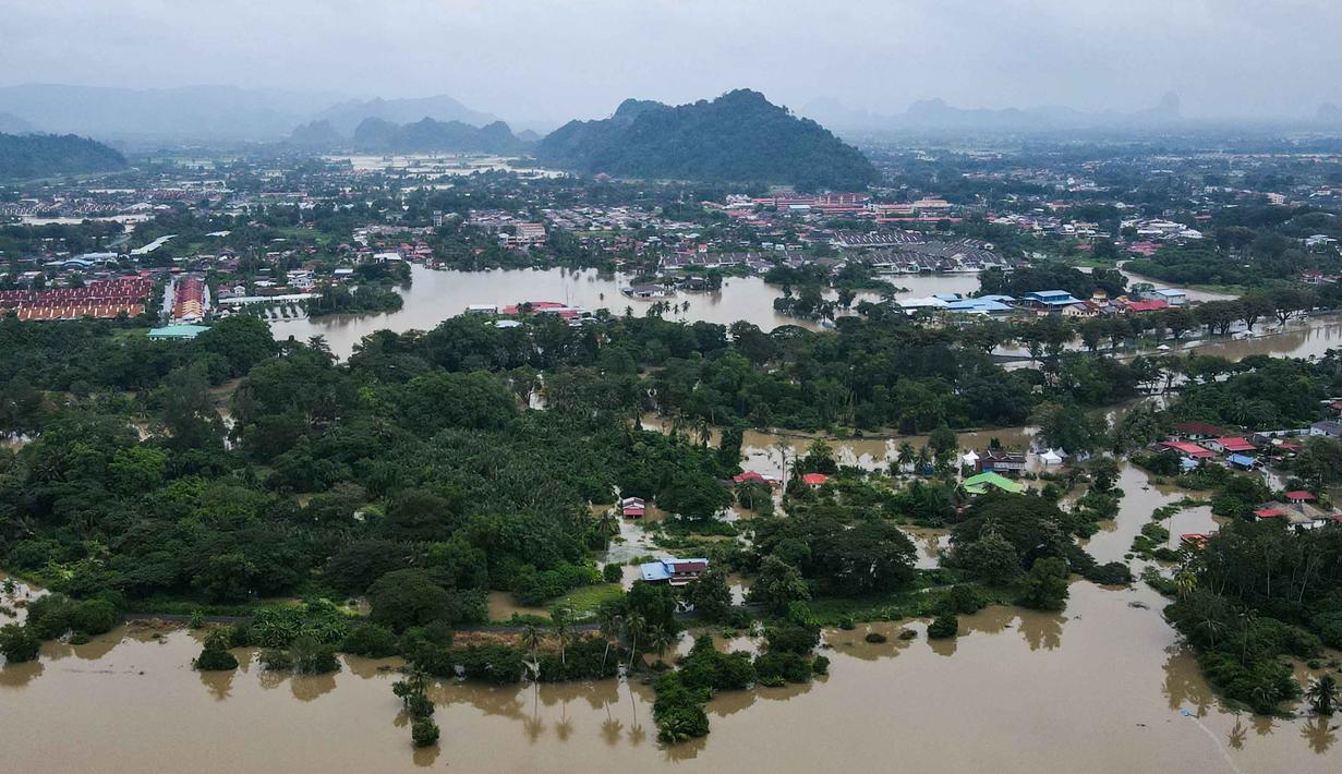 Lebih dari 27.000 orang dievakuasi ke puluhan tempat penampungan sementara. Tampak foto udara menunjukkan area permukiman yang terendam banjir di Kangar, negara bagian Perlis, Malaysia utara, pada Kamis 27 November 2025. (Mohd RASFAN/AFP)